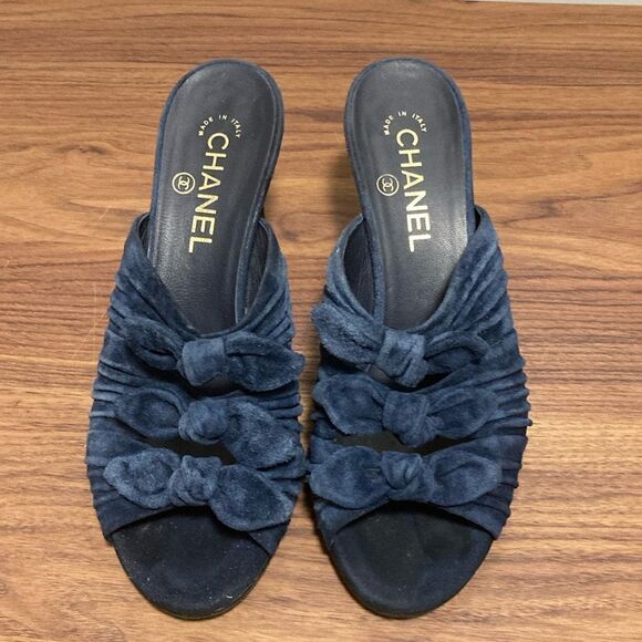 Chanel 2018 Collection Navy Knot Bow Slides with Interlocking CC Logo on Heel. - Picture 1 of 7